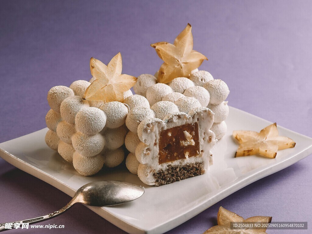 精致装饰的美味糕点