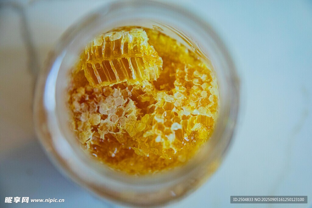 玻璃罐中的金黄蜂巢蜜