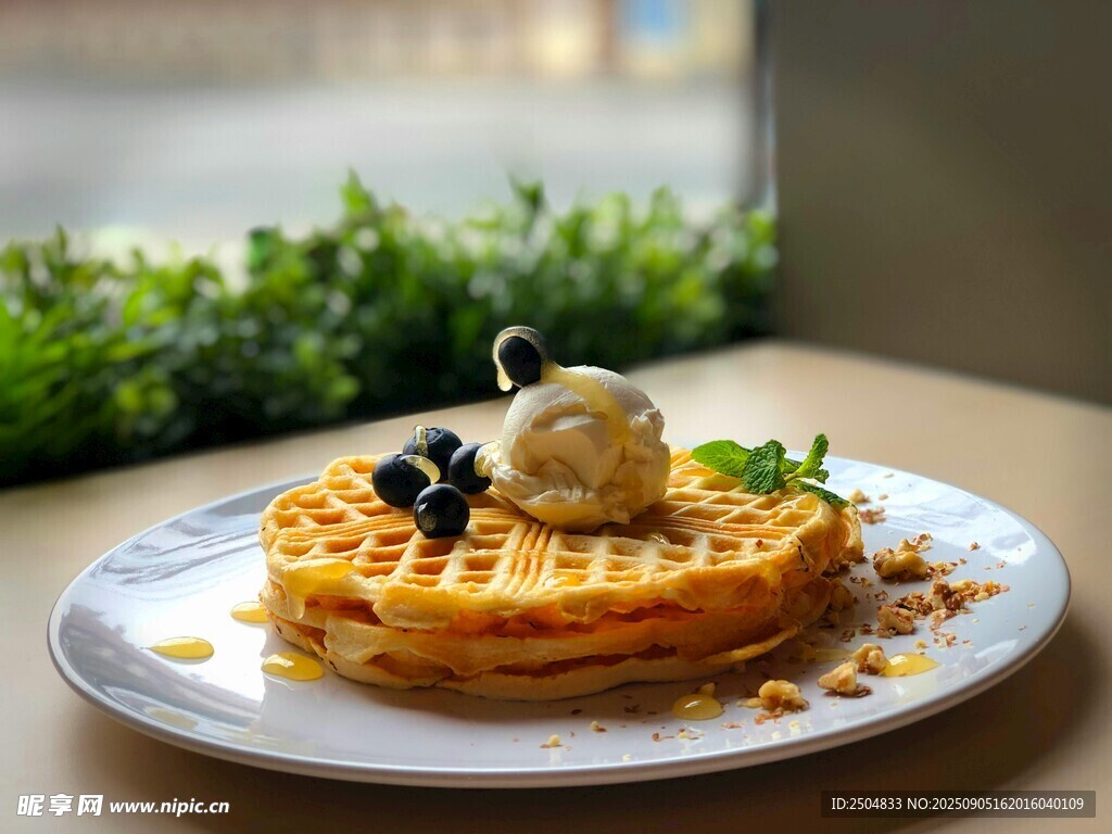 美味华夫饼配冰淇淋