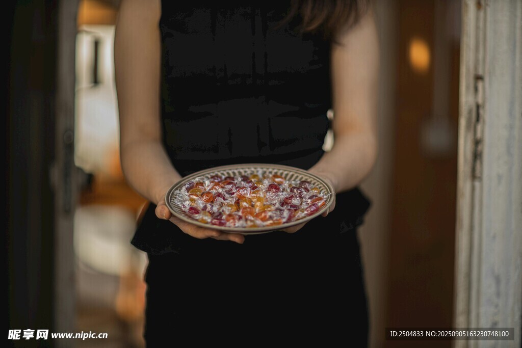 女子手持多彩食物碗