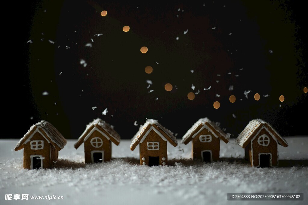 雪夜中的迷你木屋景观