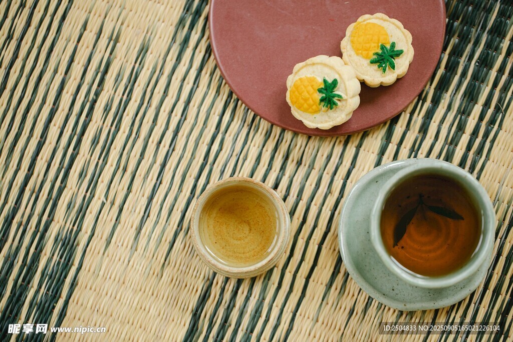 精致茶点与茶饮的惬意时光