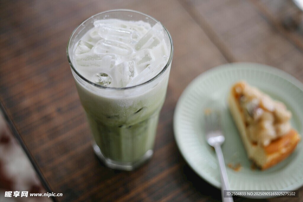 抹茶冰饮搭配美味点心
