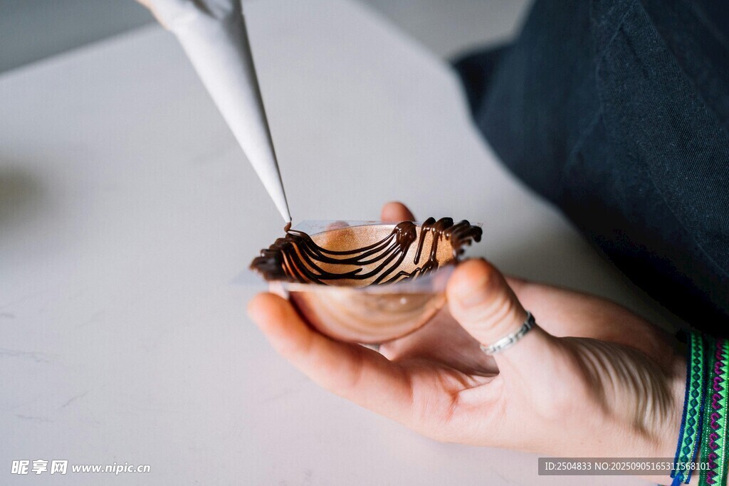手工制作松果小饰品