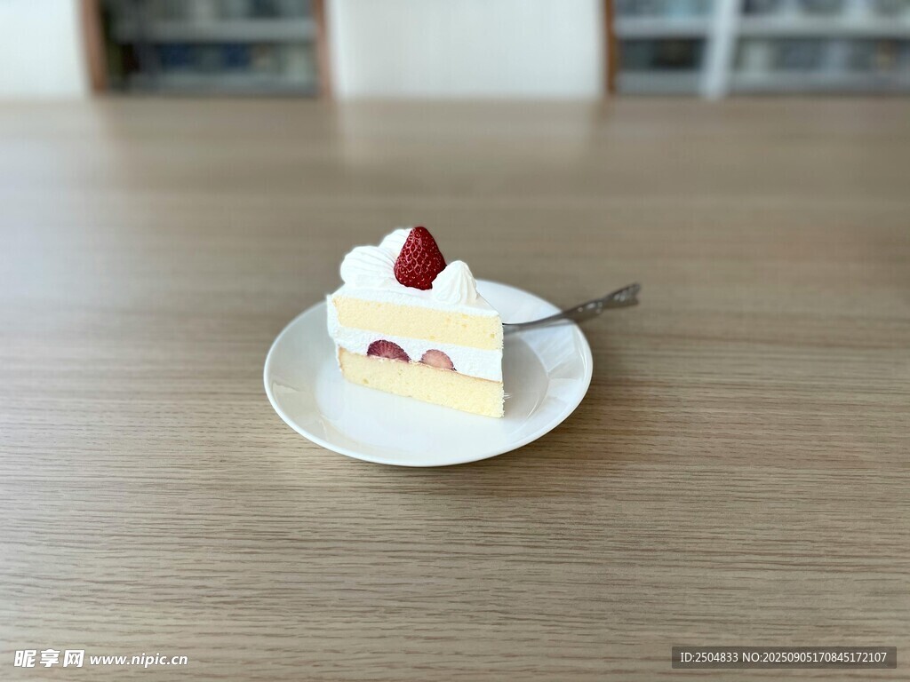 美味草莓蛋糕置于木桌