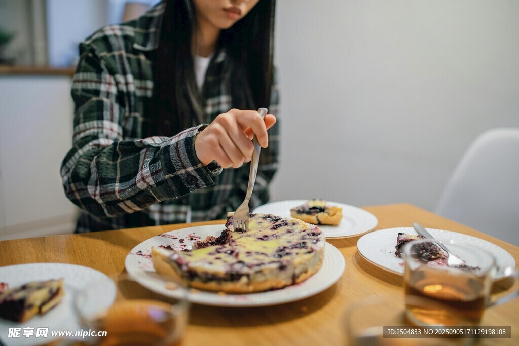 女子惬意享用美味甜点