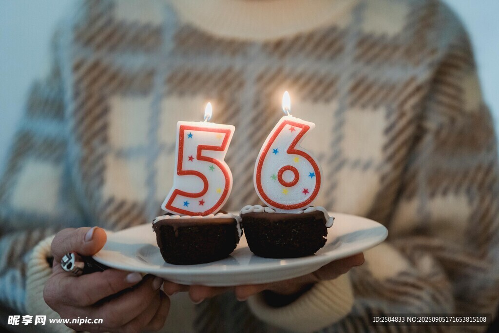 56岁生日蛋糕特写