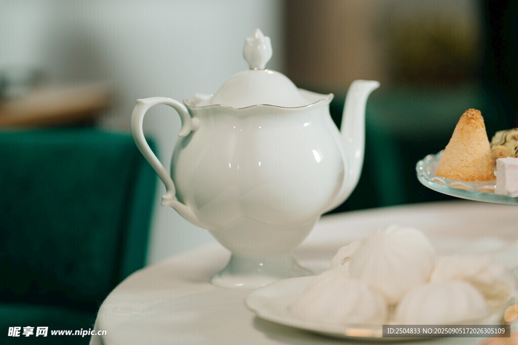 优雅白色茶壶与精致点心