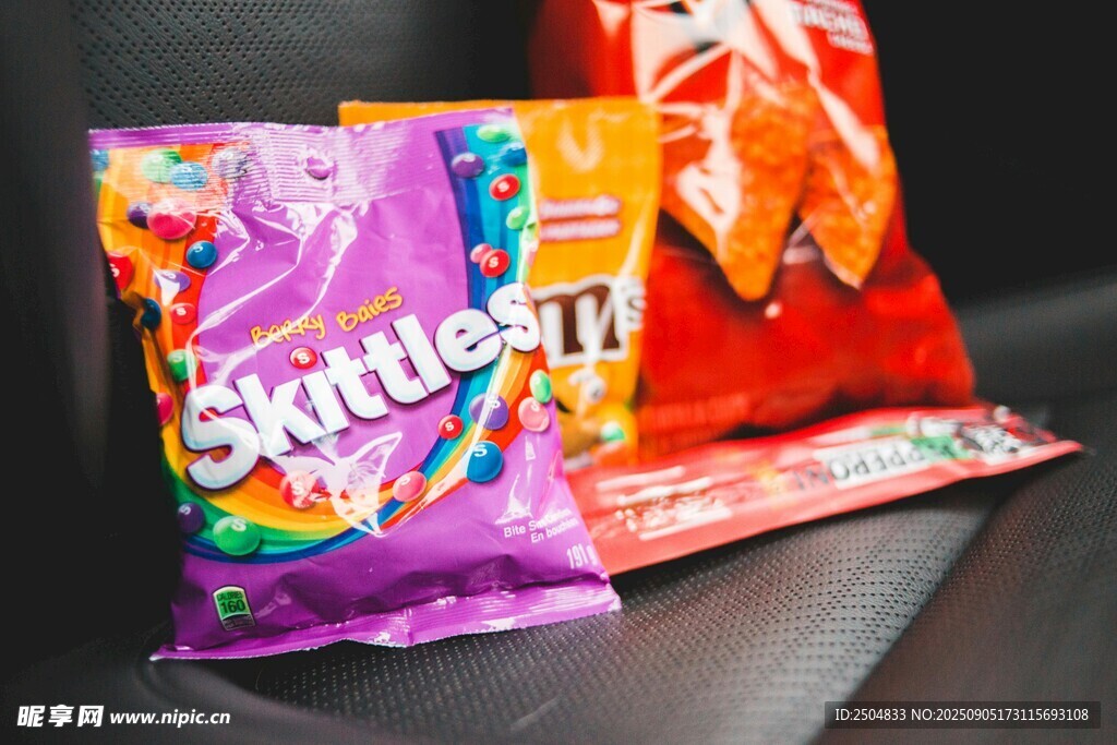 彩色Skittles糖果袋展示