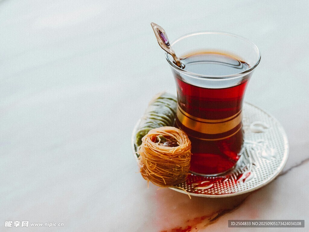 一杯红茶配美味糕点
