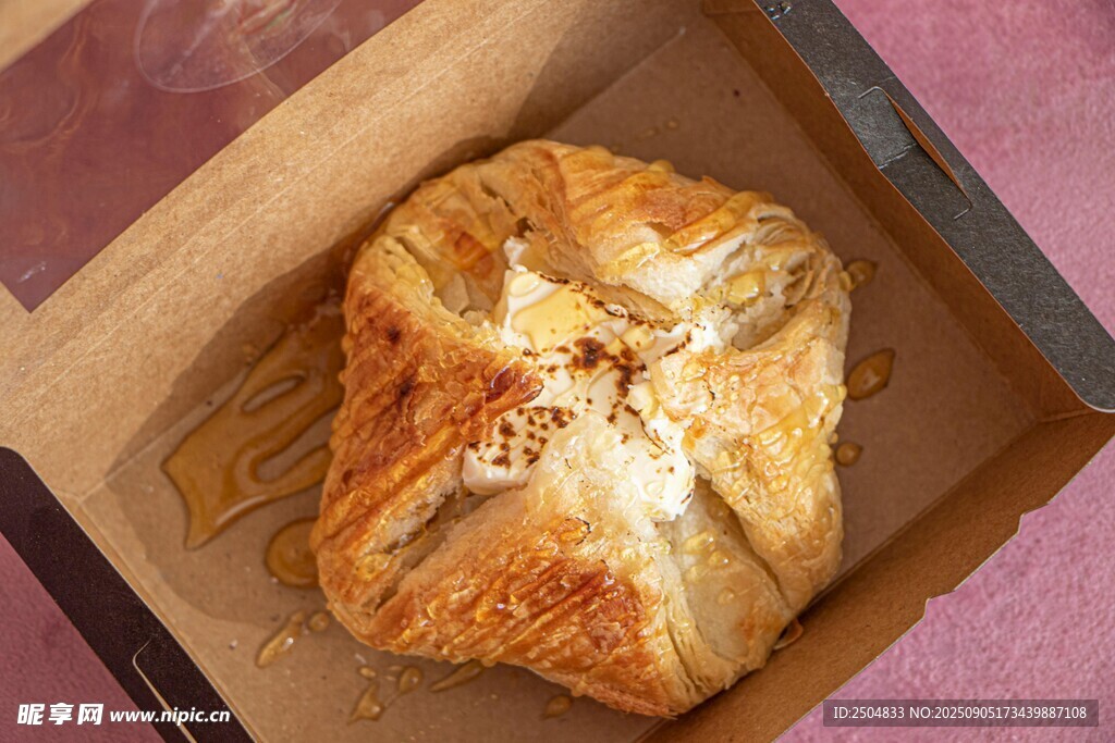 美味酥皮点心置于纸盒中