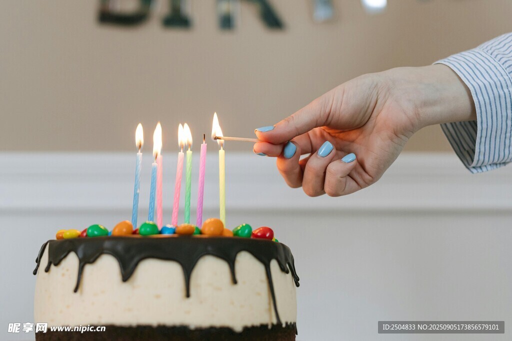 点燃生日蛋糕蜡烛瞬间