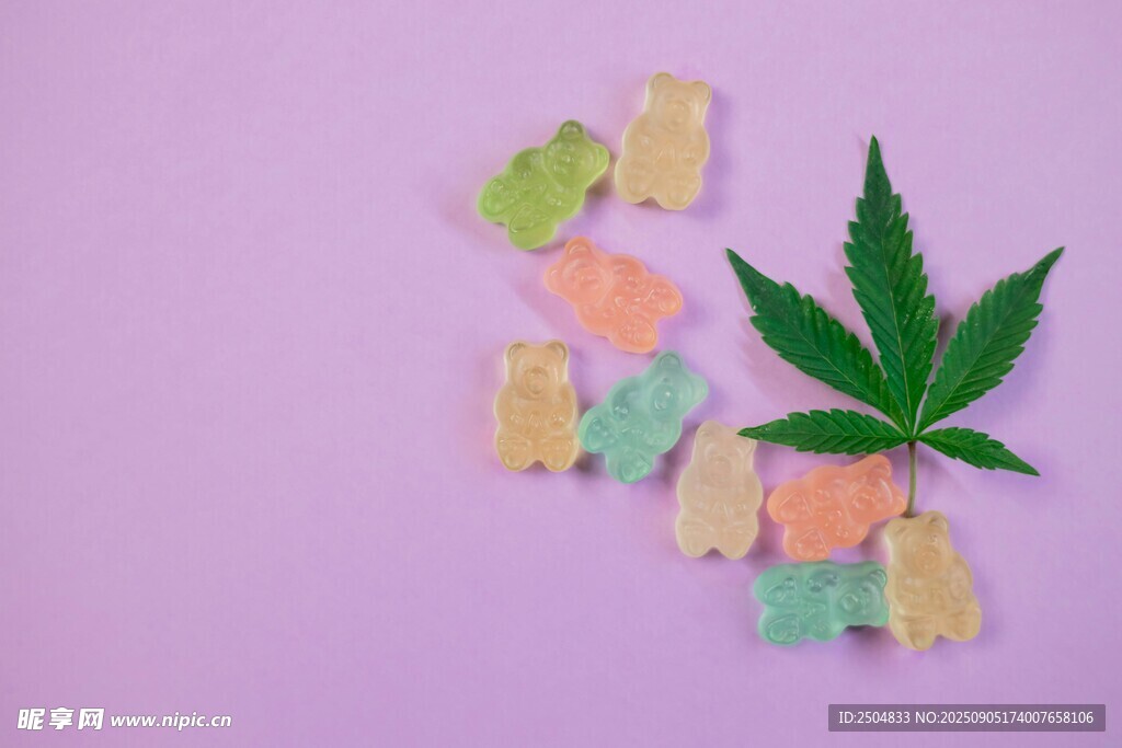 大麻叶旁的彩色软糖