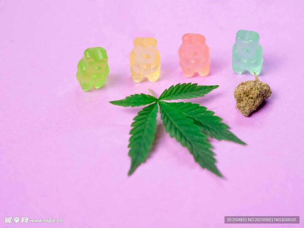 彩色软糖与大麻叶展示