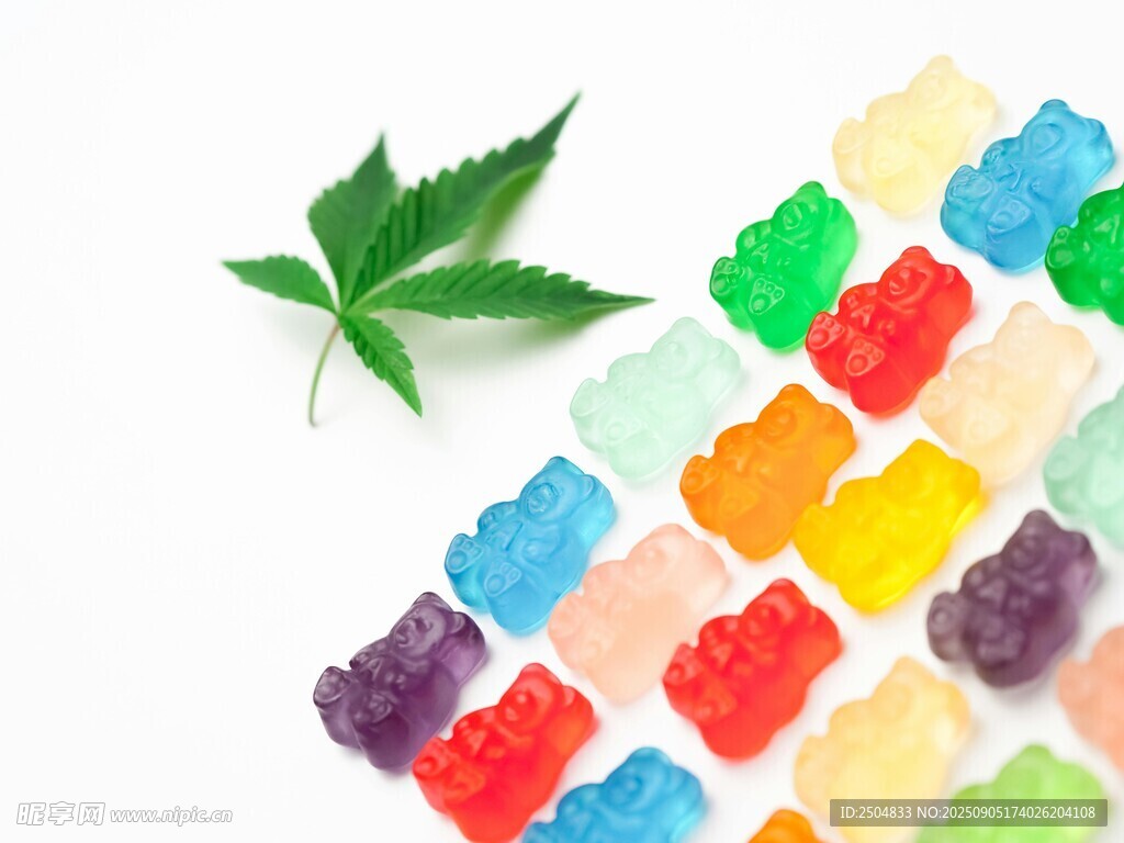 多彩小熊软糖与绿叶点缀