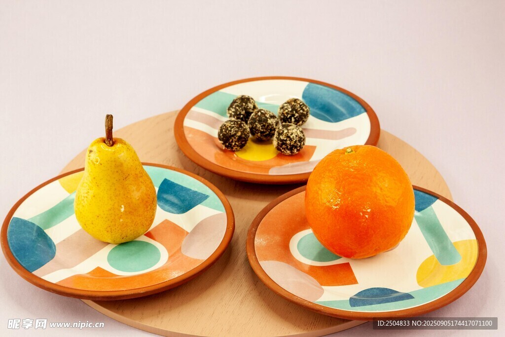 多彩陶瓷盘盛放蔬果