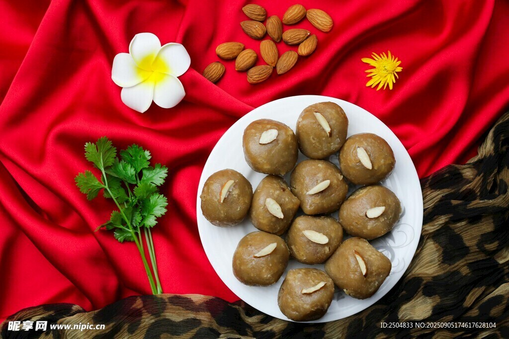 喜庆红布上的美味坚果球
