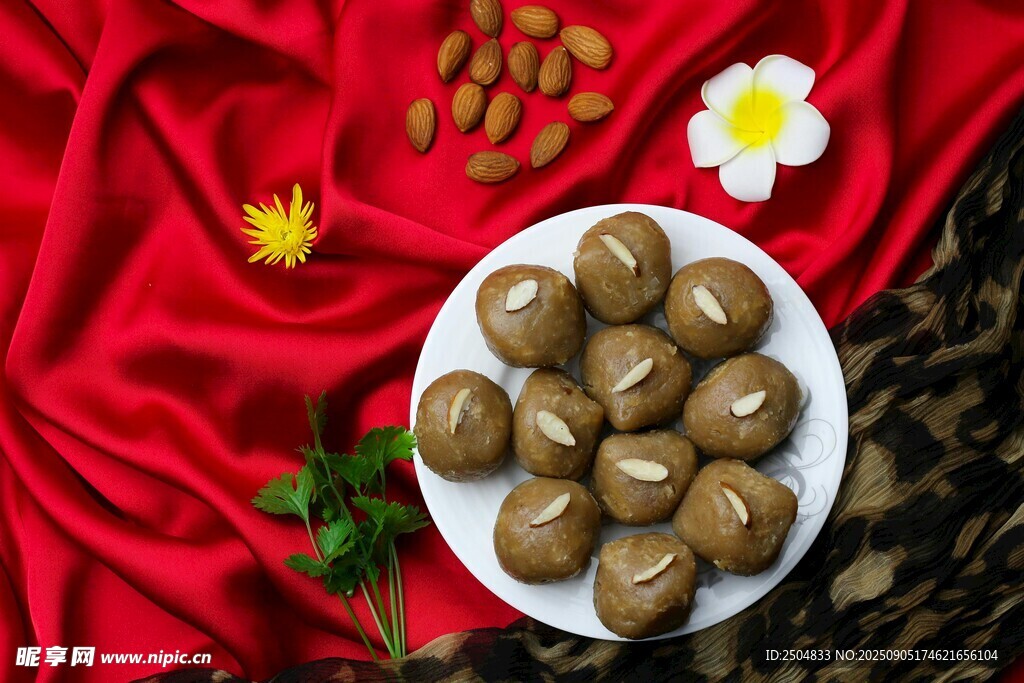 红布上的美味坚果拼盘