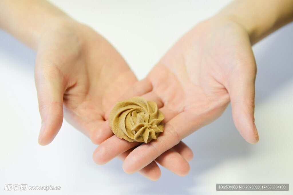 手中捧着的金色面团