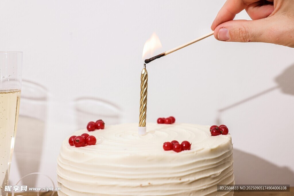 点燃生日蜡烛的温馨瞬间