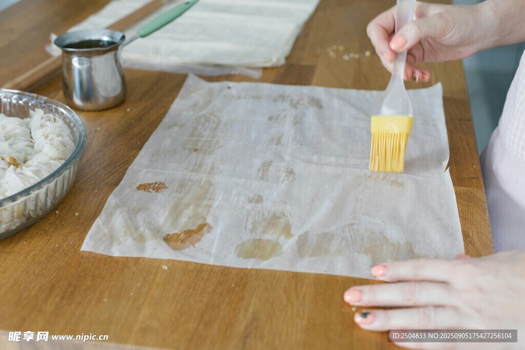 手工制作糕点的温馨瞬间
