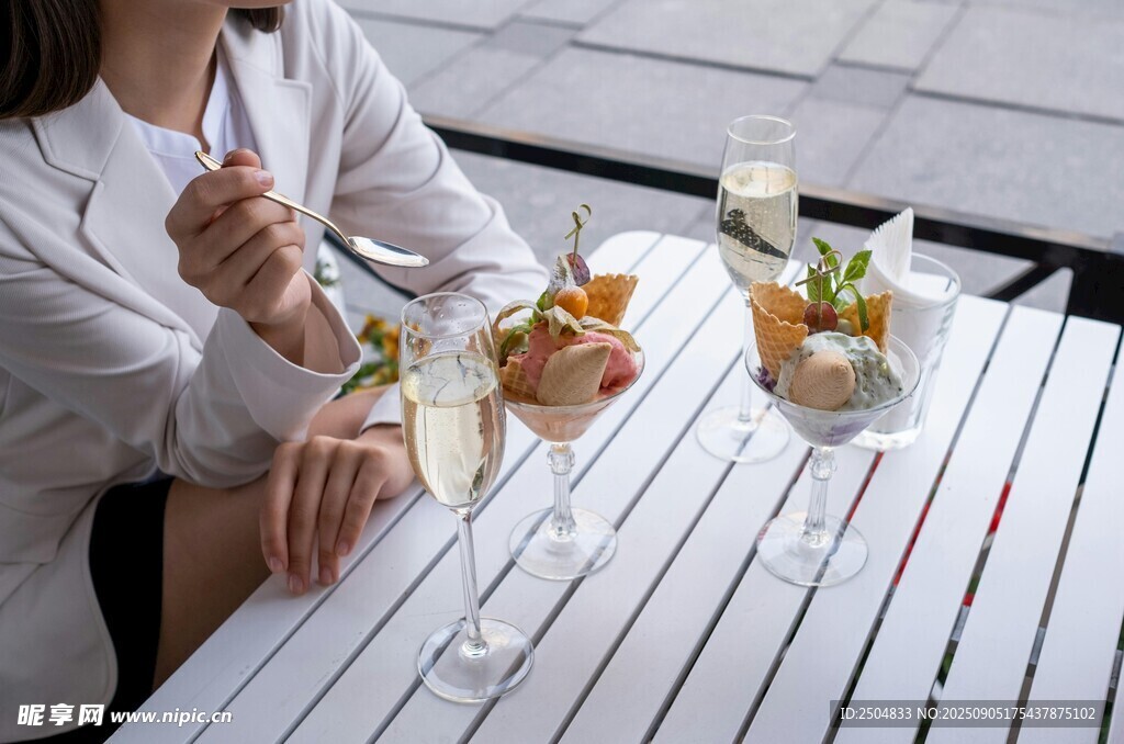 女士享用精致水果杯