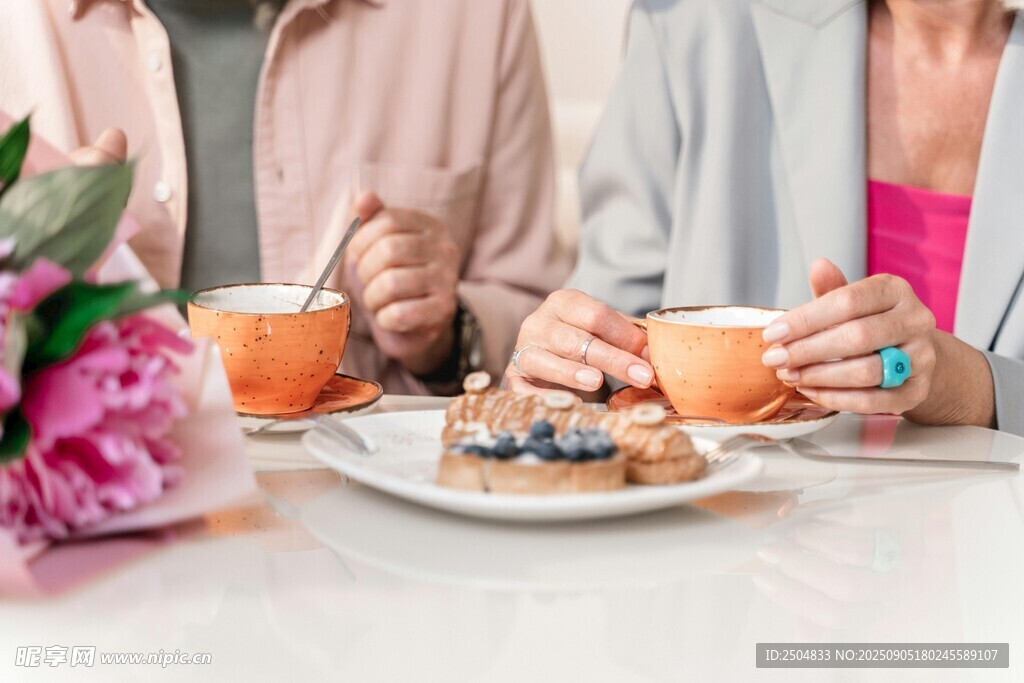女士惬意享受下午茶时光