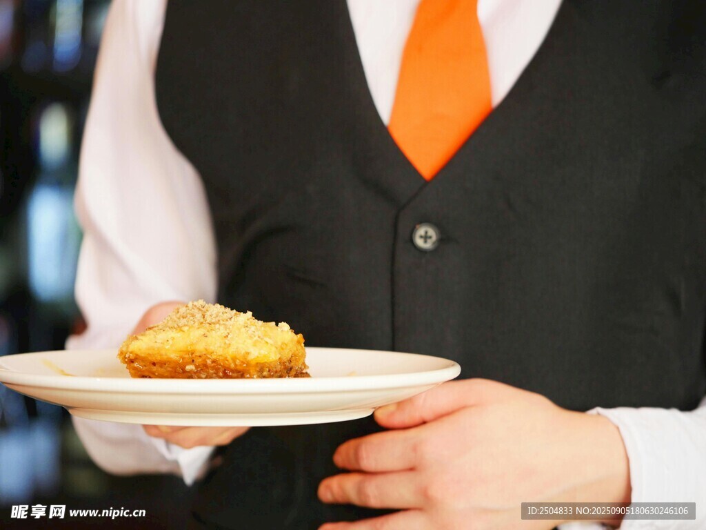 服务员端送美食