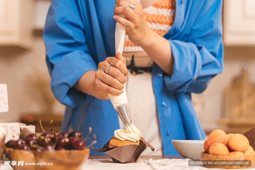 女士专注制作美味糕点