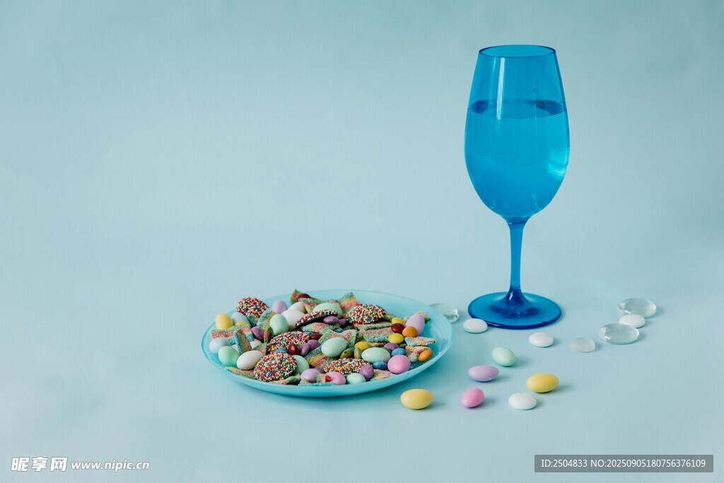 蓝色酒杯与多彩糖果