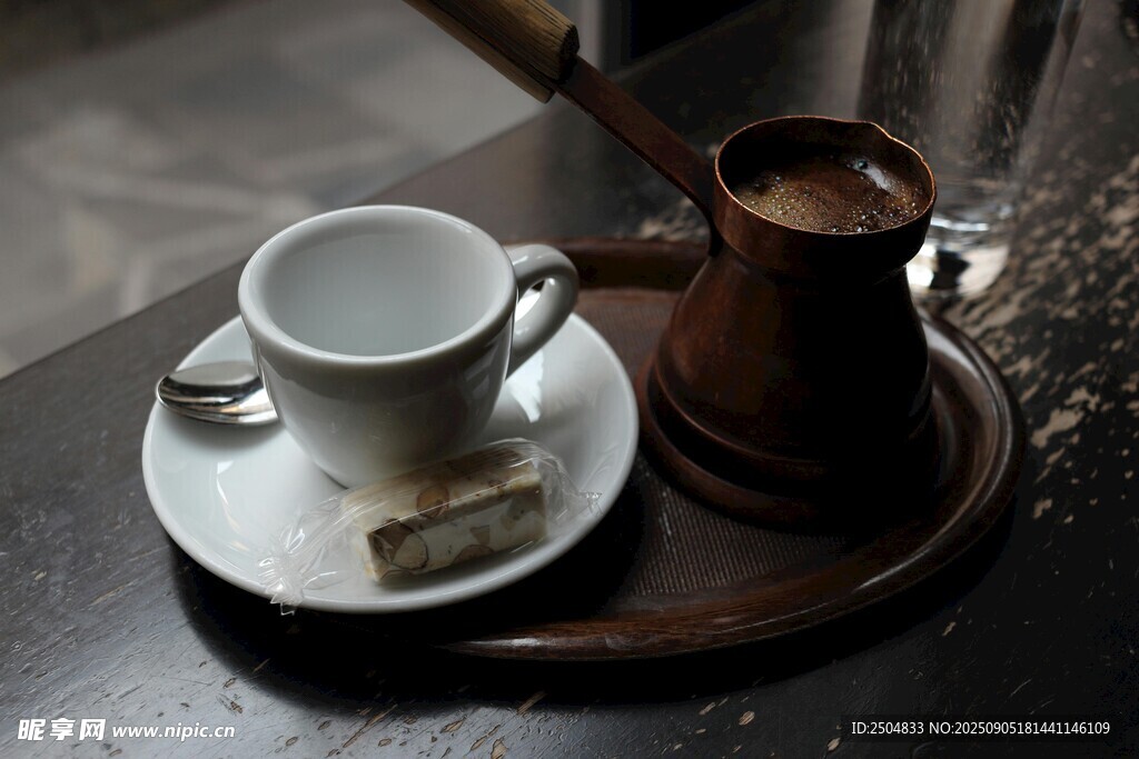 复古咖啡器具与精致咖啡杯