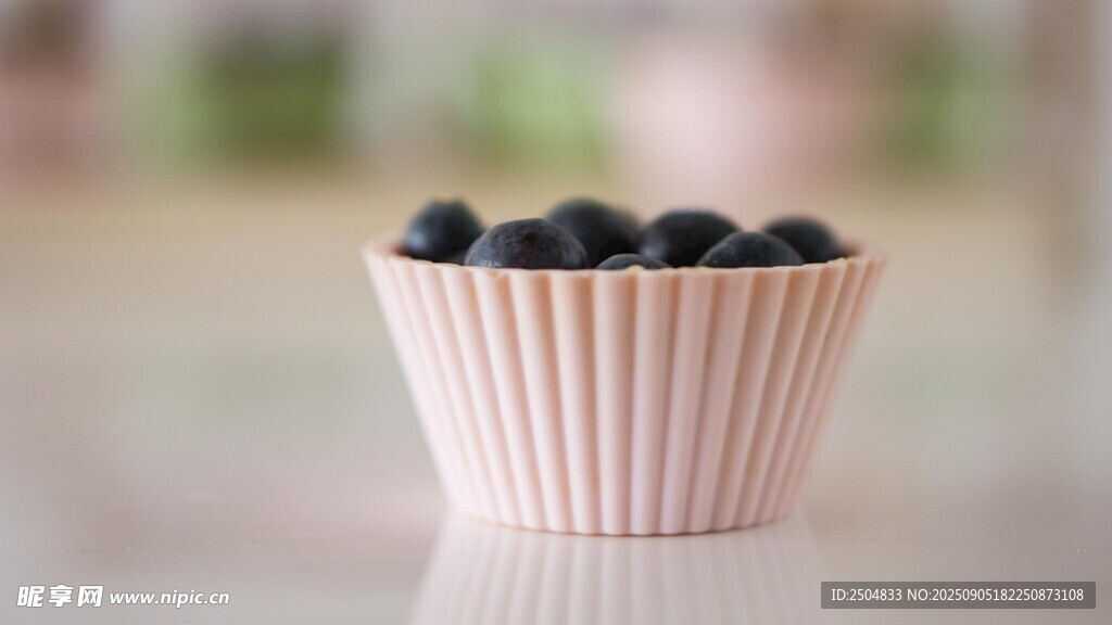 条纹纸托中的新鲜蓝莓