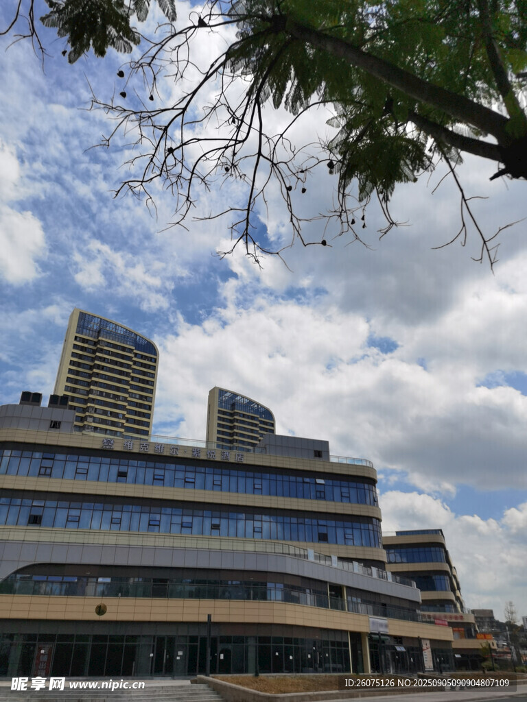 城市中现代建筑与蓝天白云