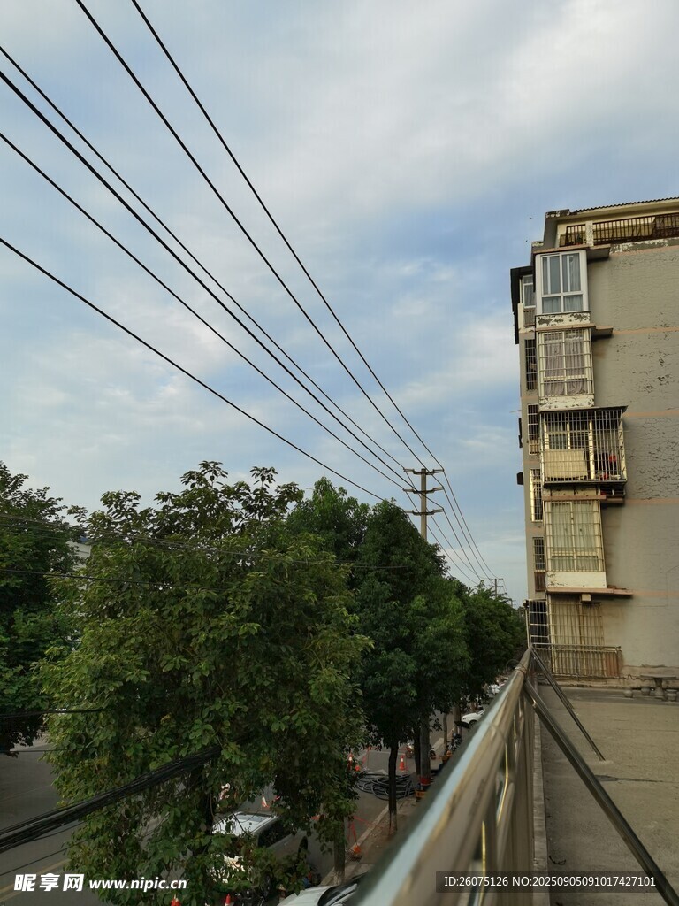 城市半空视角的电线与建筑