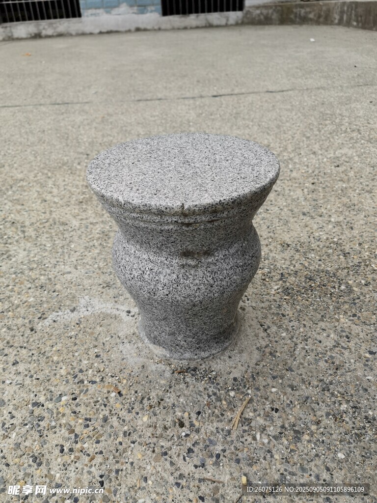 石制圆凳
