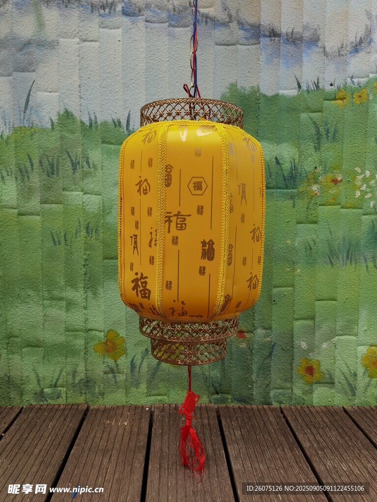 中式古风黄色灯笼悬于木台
