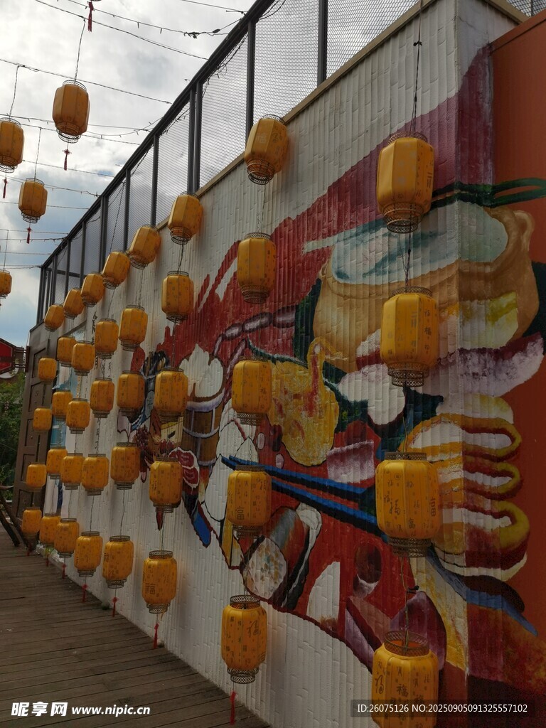 墙面灯笼装点多彩空间
