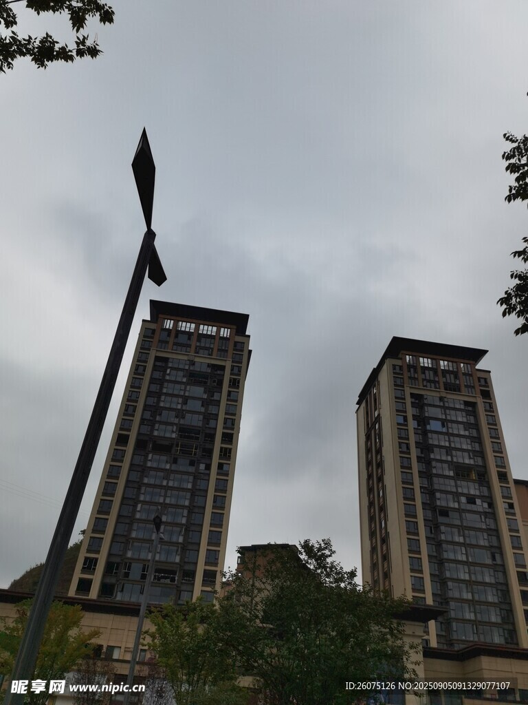 城市高楼与路灯