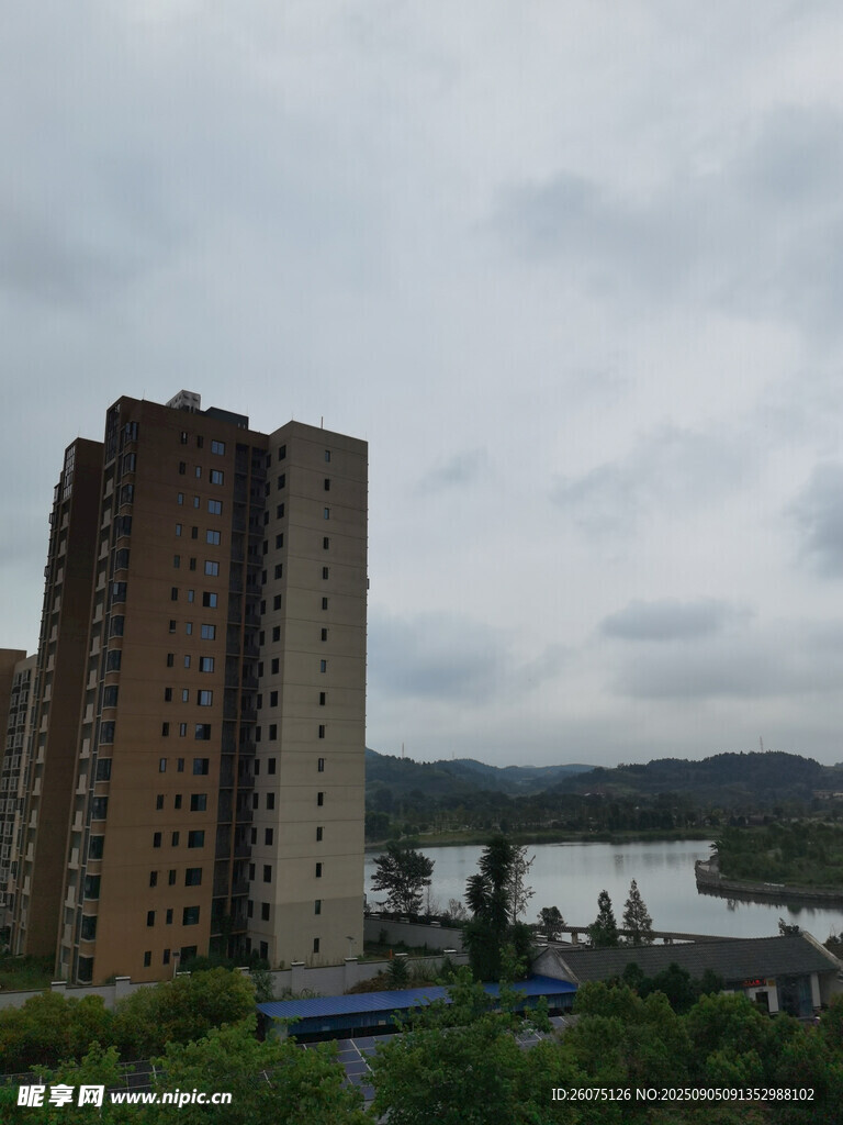 城市高楼与远处山水景观