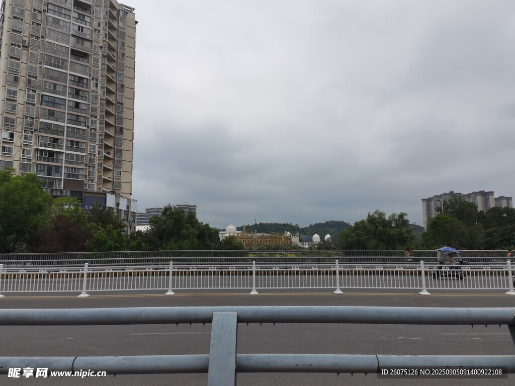 城市高架桥旁的建筑景观