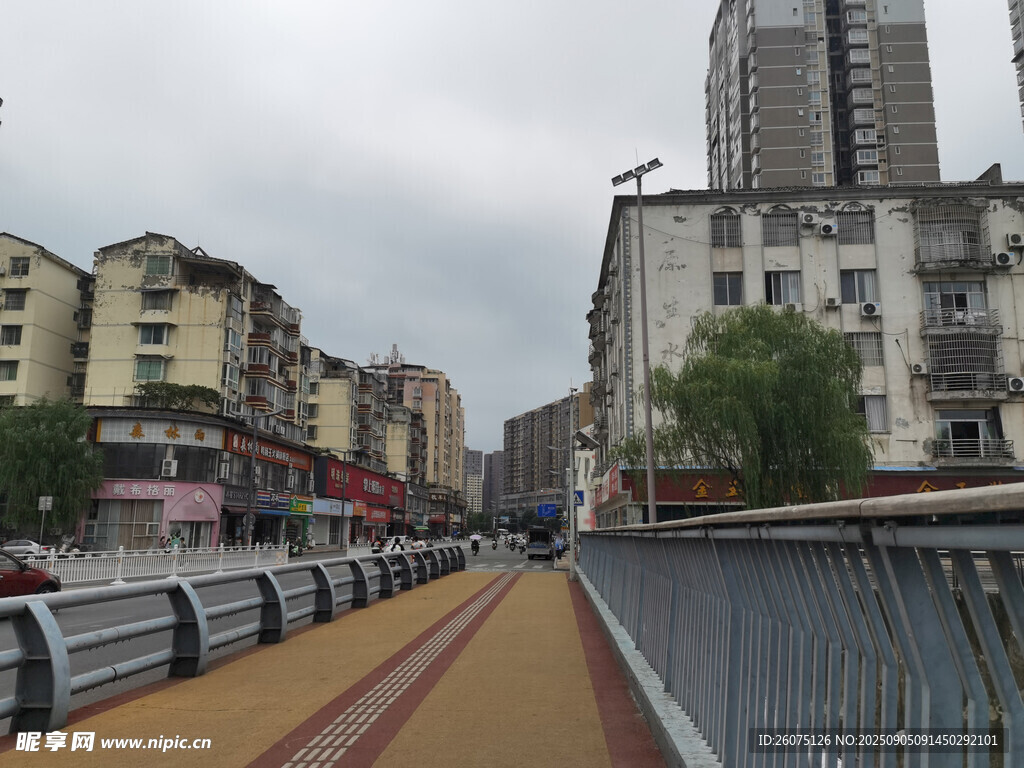 城市中的沿河步道景观
