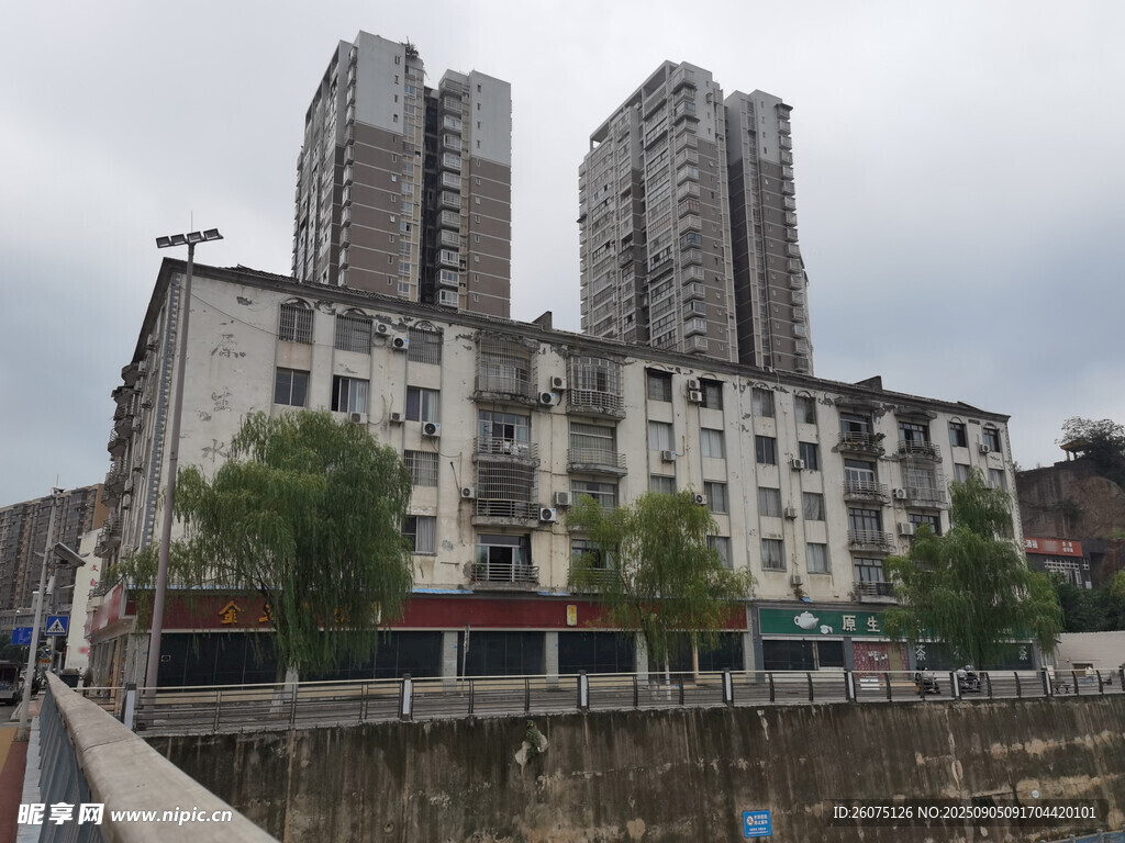 城市新旧建筑对比景观