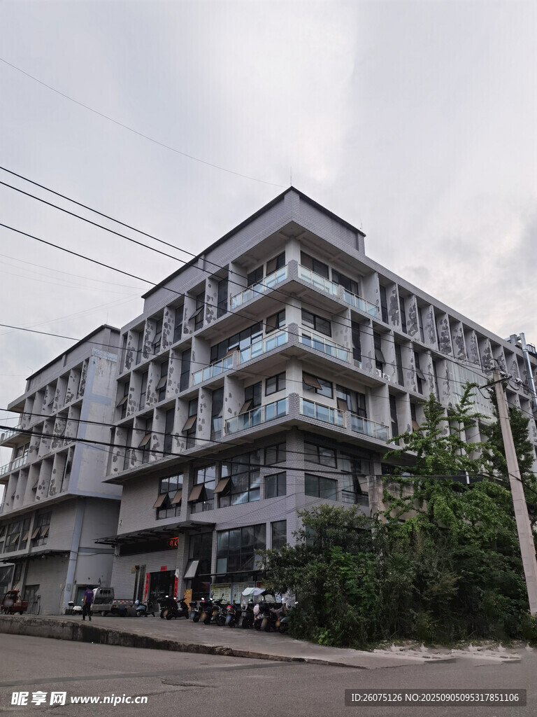 多层现代风格办公楼
