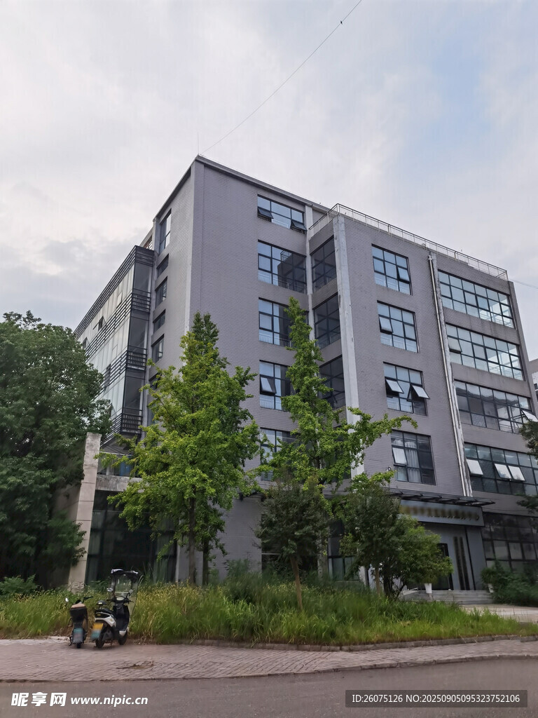 现代风格多层办公建筑
