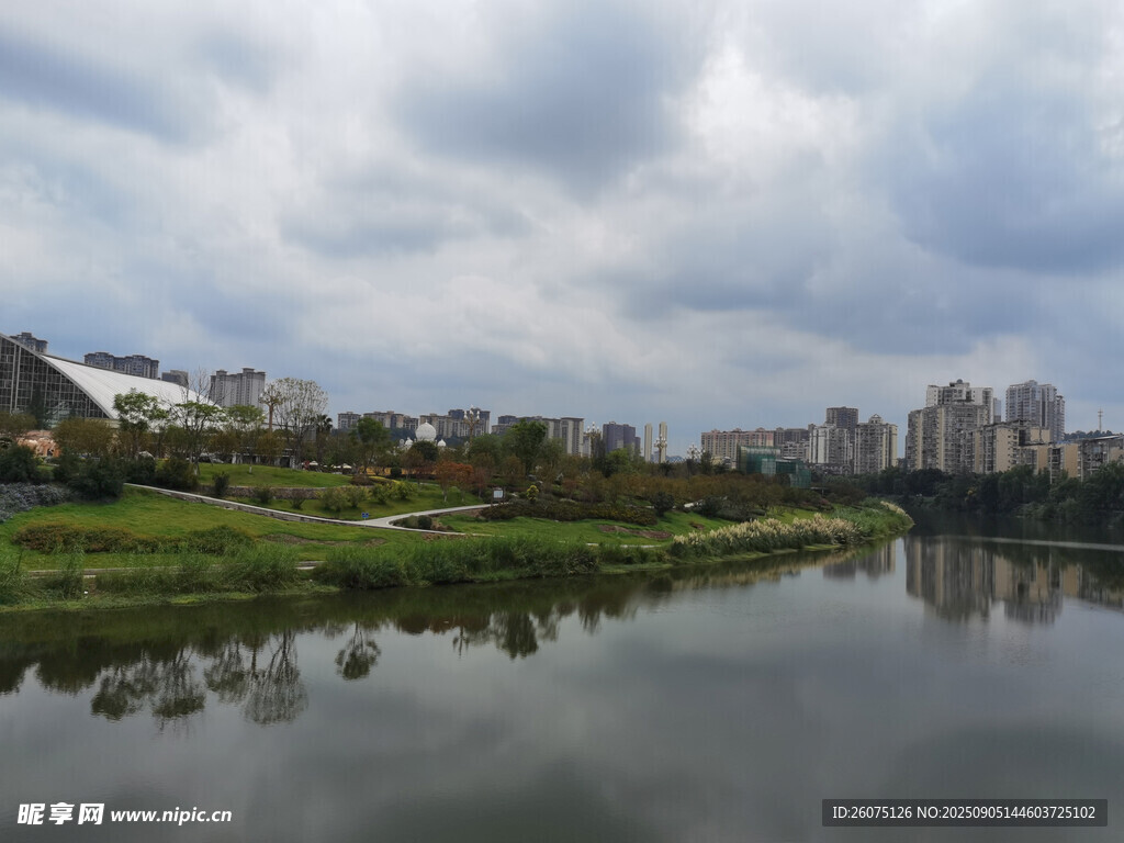 河畔城市风光宁静美好