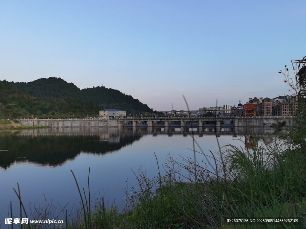 宁静湖畔村庄美景
