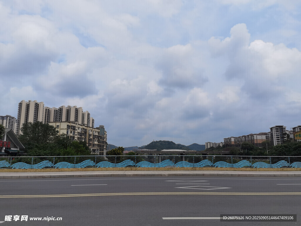城市公路与楼宇远山