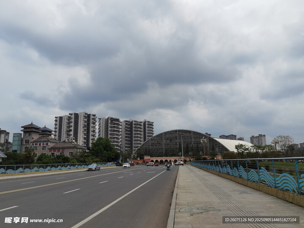 宽广城市道路与远处建筑群景观