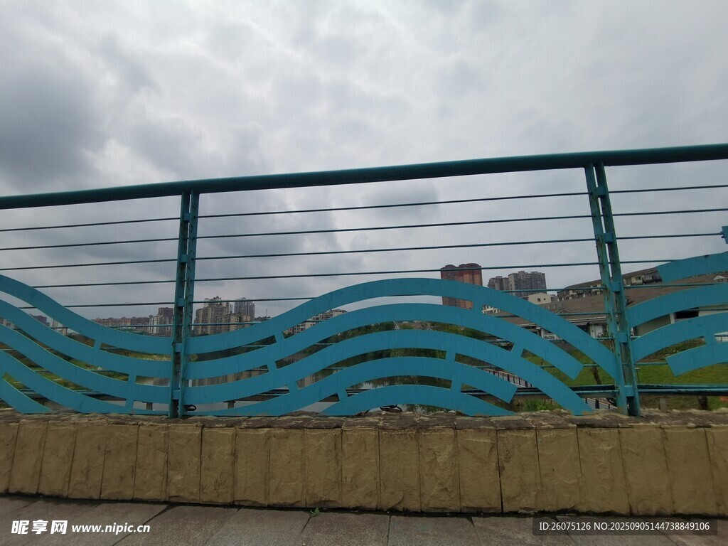 蓝色波浪形金属护栏