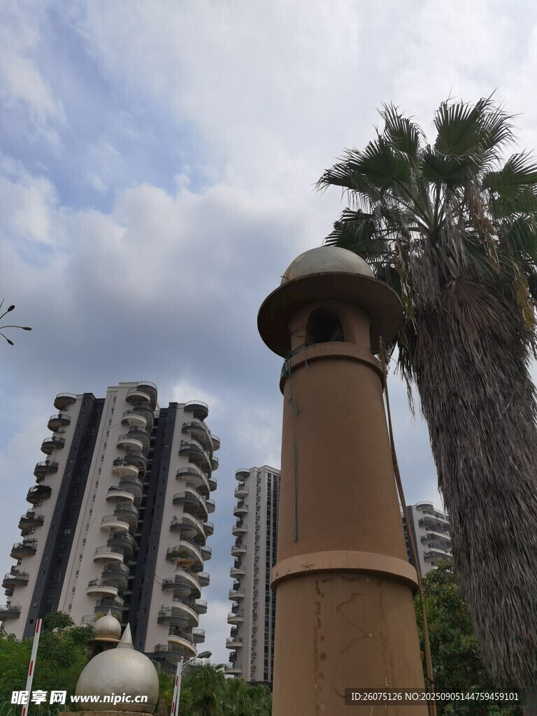 城市中独特的棕色建筑设施